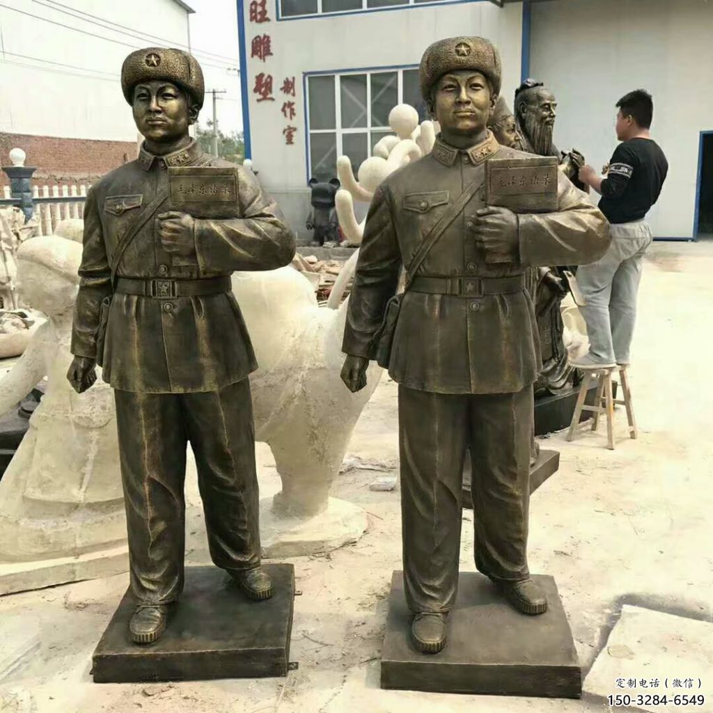 雷鋒雕塑廠家，玻璃鋼革命人物雕塑，紀(jì)念主題雕塑