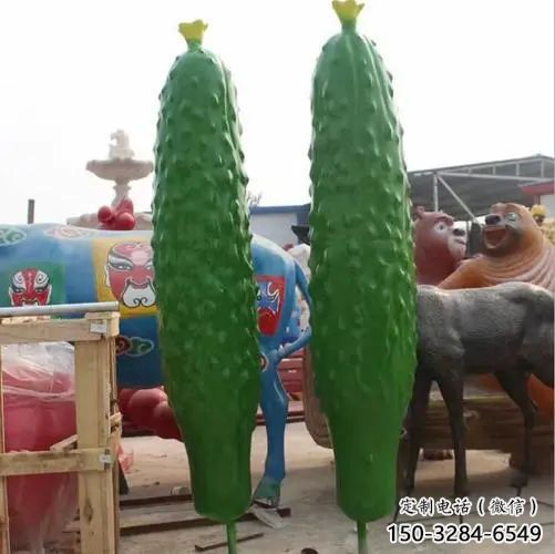 黃瓜雕塑廠家，仿真果蔬擺件，廣場玻璃鋼黃瓜雕塑小品