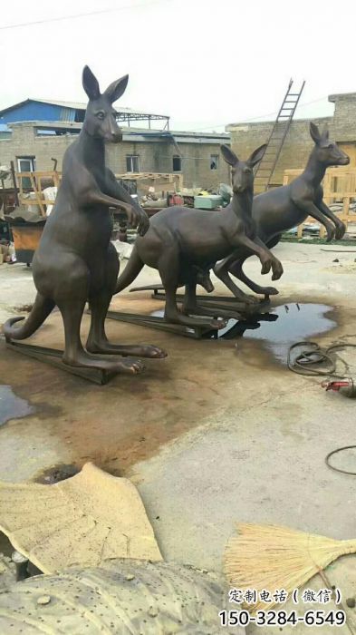 袋鼠雕塑廠家，古銅色動物小品，公園仿真袋鼠雕塑