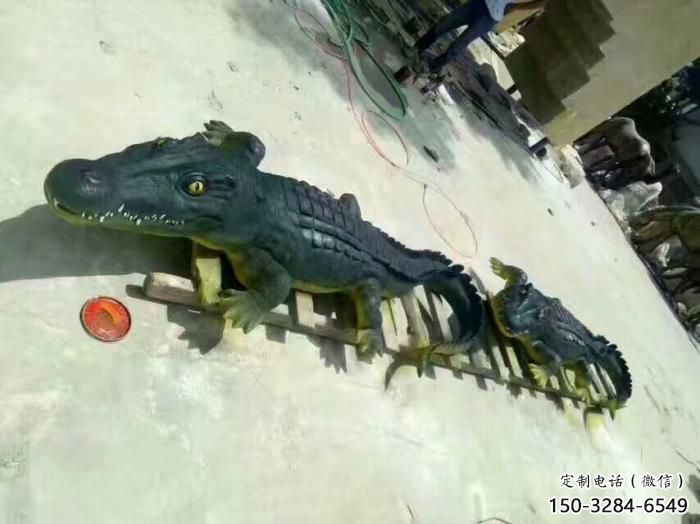 鱷魚雕塑廠家，仿真動物擺件，玻璃鋼仿真鱷魚雕塑廠