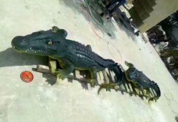 鱷魚雕塑廠家，仿真動物擺件，玻璃鋼仿真鱷魚雕塑廠