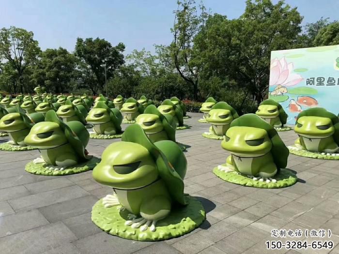 青蛙雕塑廠家，廣場(chǎng)動(dòng)物小品，仿真玻璃鋼青蛙雕塑廠