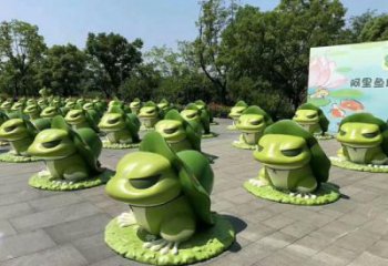 青蛙雕塑廠家，廣場(chǎng)動(dòng)物小品，仿真玻璃鋼青蛙雕塑廠
