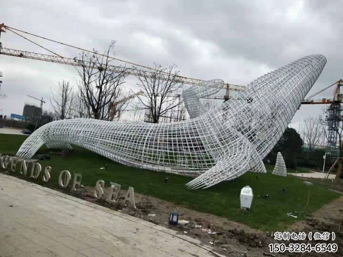 鯨魚雕塑廠家，鏤空動(dòng)物擺件，公園仿真鯨魚雕塑制作