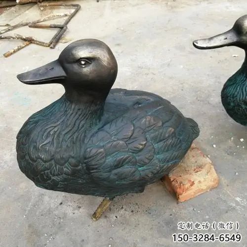 大型鴨子雕塑廠家，仿真動(dòng)物， 廣場街頭擺件