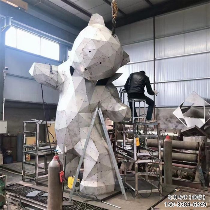 切面大熊雕塑廠家，酒店房地產(chǎn)雕塑，現(xiàn)代景觀動(dòng)物