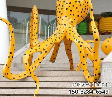 卡通魚形雕塑廠家，動(dòng)漫主題小品，玻璃鋼動(dòng)物雕塑