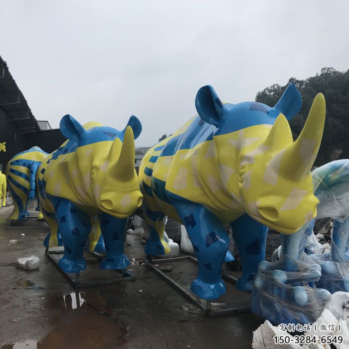 售樓部犀牛雕塑廠家，卡通景觀雕塑，彩繪題材