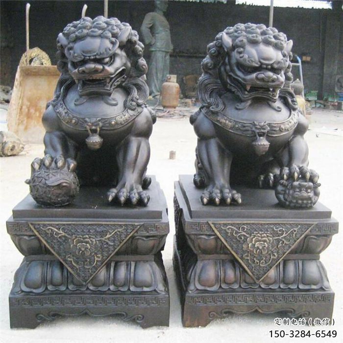 青銅獅子雕塑生產(chǎn)，圓雕系列，仿古蹲獅雕塑生產(chǎn)商