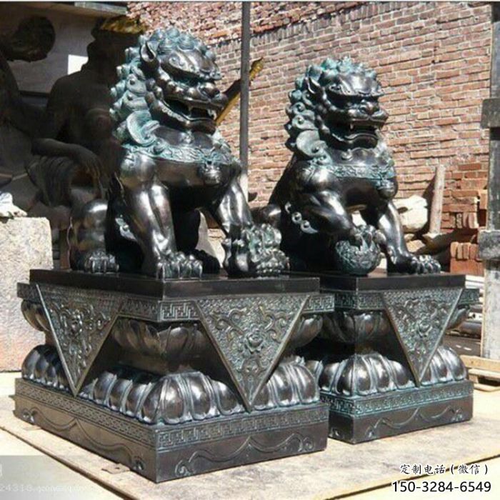 青銅獅子雕塑供應(yīng)，城區(qū)小品，戶外蹲獅雕塑制造商