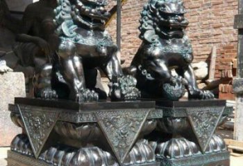 青銅獅子雕塑供應(yīng)，城區(qū)小品，戶外蹲獅雕塑制造商
