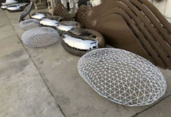 操場坐凳雕塑，鏤空景觀雕塑，噴砂制造