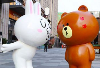 遼陽步行街布朗熊雕塑，玻璃鋼動物雕塑，卡通方式